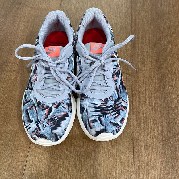 Nike sneakers size 8 - Picture 1 of 7
